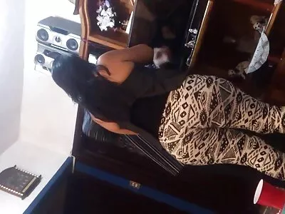 Pepper entre et embrasse une fille au film porno francais anal gymnase