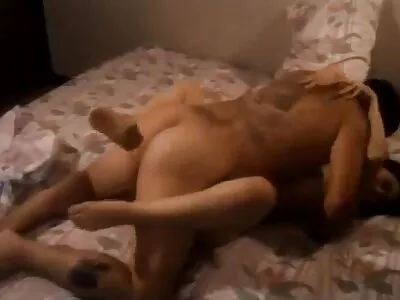Jeune femme ennuyée a décidé de participer à film porno gonzo la masturbation