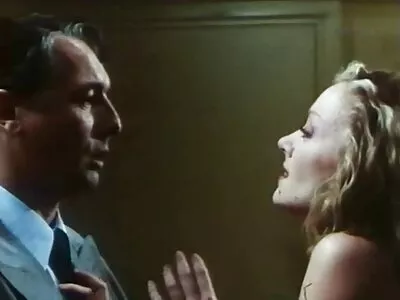Dans la chambre, les film erotique anal cheveux de bébé sur un gode commencent à bouger