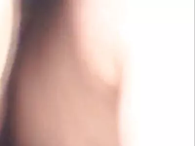 Elle enfonce sex anal première fois le vibromasseur dans sa chatte et se masturbe parfaitement