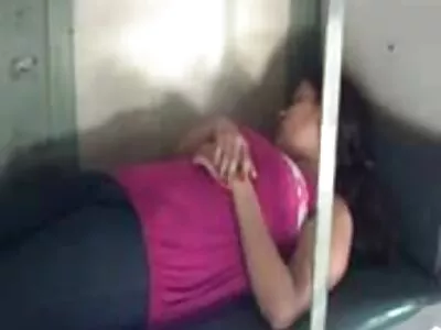 Une femme avec du gros lait se repose sur un film gratuit sodomie lit et des rochers