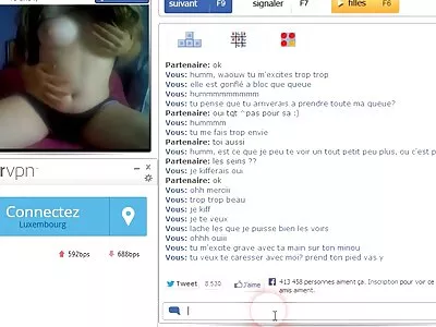 Fille analsexfilm chaude doigte activement son bébé rasé