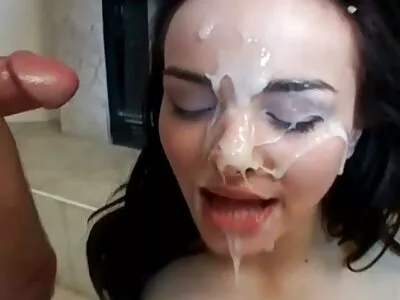 Jolie femme trouve le temps filmxanal et montre ses gros seins