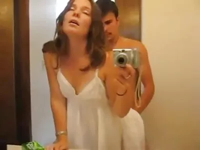 Grosse femme avec un cancer film porno double anal posant pour la caméra et se masturbant