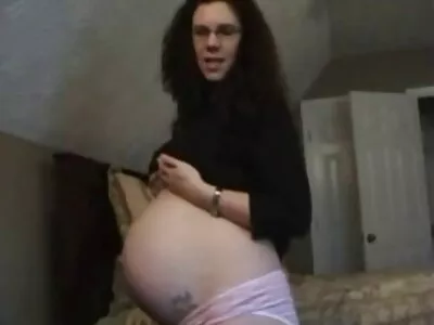 Un mec toujours insatiable xxx mature anal embrasse une belle salope transgenre