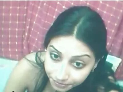 Fille avec un gode xxx anal stream dans la chatte éprouve un orgasme agréable