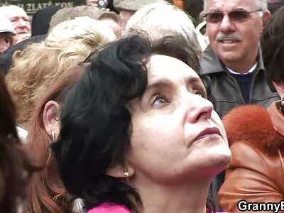 Une bête aux cheveux roux étire sodomie hardcore sa copine anale