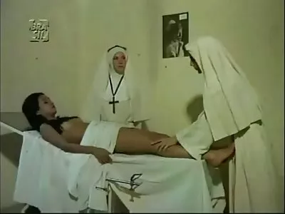 Brune chaude met ses mains dans le film sur la sodomie cul, aime le fisting
