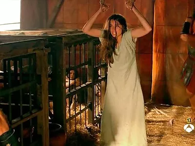 Jolie femme avec son petit ami s'embrassant sur cinema anal sex le lit