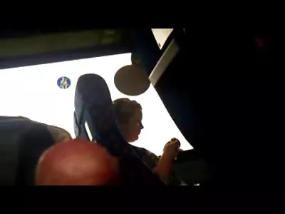 Maigre se masturbe assis sur film anal x un canapé en cuir vert