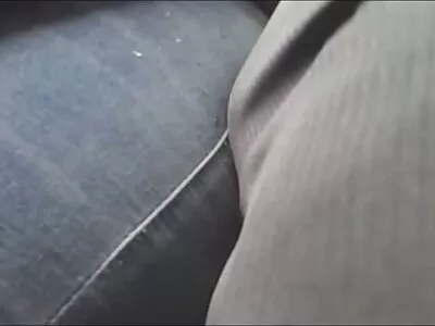 Belle, belle caresse sa chatte et profite bruyamment du plaisir film double anal