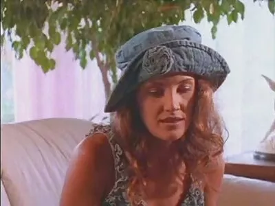 Salope en film porno sodomie robe florale exposée trous affamés