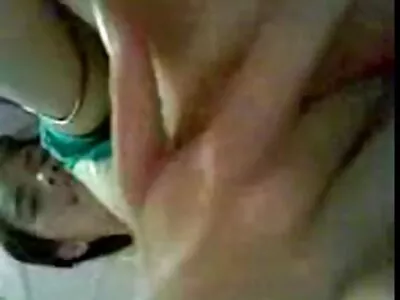 Andeana porte un chapeau et mature anal film se frotte la chatte