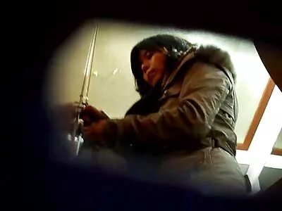 Un homme noir embrasse une salope excitée dans sa culotte sur la double anal movie queue et la crinière