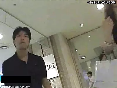 Un jeune homme a des relations sexuelles avec une fille sur anal film hd le canapé