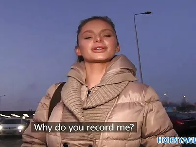 Délicieuse femme caressant sa chatte allongée pour se anal violent détendre sexuellement