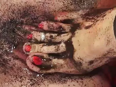 Un mec bronzé lui lèche le cul film de sodomie avant le sexe