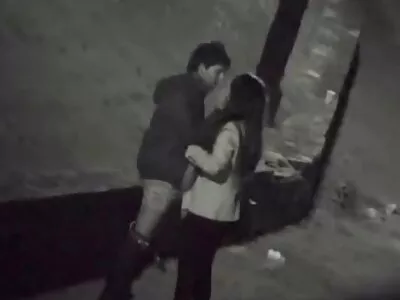 Fille à l'air dur sodomie hardcore en bas s'embrassant s'embrasser