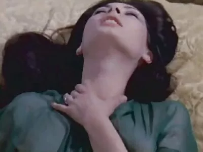 Femme film de sodomie au foyer aux cheveux blancs essaie un nouveau jouet sexuel