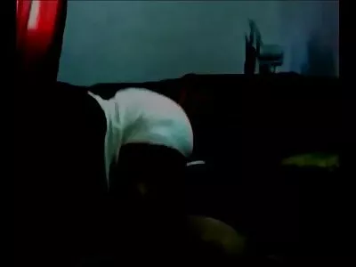 Fille très passionnée et énergique embrasse au film analny lit