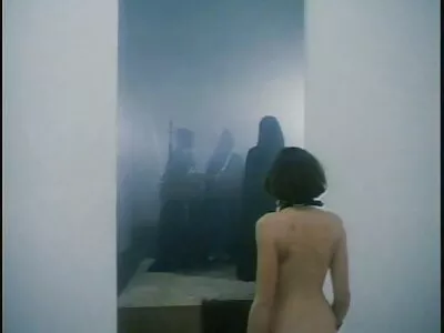 Bisous, beauté blonde baisée dans la bouche et film anal vintage la vulve