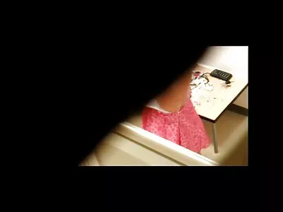 Beauté aux cheveux noirs s'assoit sur sa bite sodomie movie en caoutchouc chatte