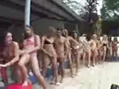 une étudiante embrasse une femme aux gros xxx sodomie seins sur ses seins chauds