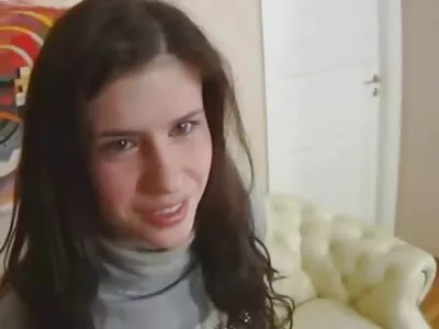 Blonde timide xxx blonde anal avec des mamelons ludiques se masturbe sur une chaise