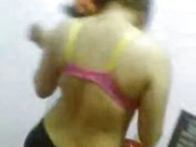 problème mignon assis sur la bite du sex anal film mec