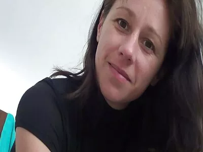 vilaine fille dans le parc en jupe rose, collant ses doigts film complet anal dans un baiser