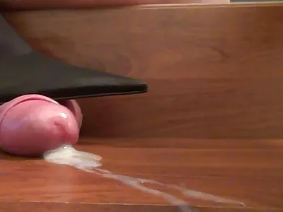 Une brune en bas se helen duval hardcore masturbe avec un vibromasseur dans la cuisine