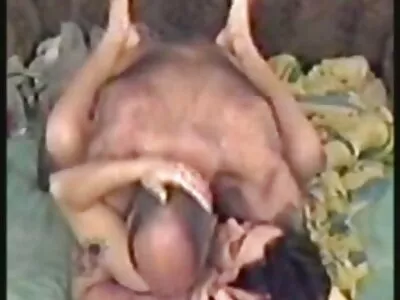 Le baiser cruel d'une fille avec un partenaire anal movie amoureux n'est pas vain