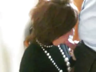Un homme vient lui rendre visite et pousse une fille brune à manger la chatte anal full film