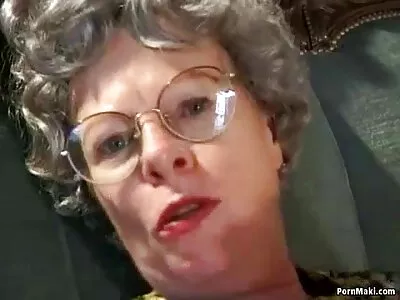 Belle french anal hd Marina baise avec un mec sur le lit.