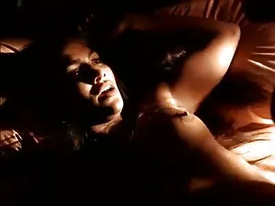 mots aspirés et dispersés dans le anal tres violent trou pour la masturbation