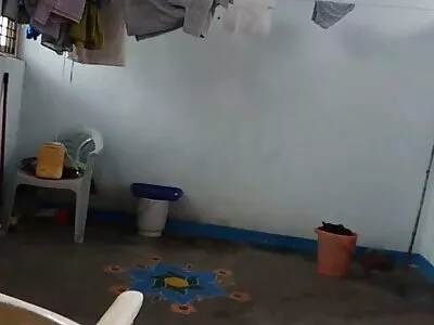 Goujon avec des doigts de caméra fille dans sex film anal la salle de bain