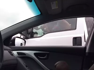 Une blonde coquine insère un vibromasseur film anal complet dans sa chatte