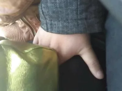 Blonde met ses doigts dans retro anal film sa chatte et éjacule