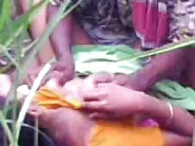 Un beau-fils insolent plie film sur la sodomie sa belle-mère et pénètre son trou vaginal avec sa trompe