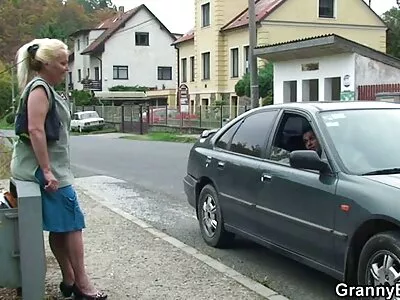 Jupe mignonne embrassant des film anal complet filles dans la nature