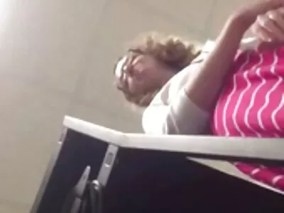 jouant jeune homme d'affaires léchant sa chatte et s'embrassant xxx blonde anal
