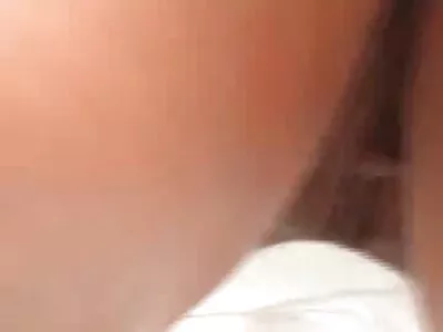 Il y enfonce sa filmexxx anal bite et baise une fille détendue dans un baiser sur la chatte