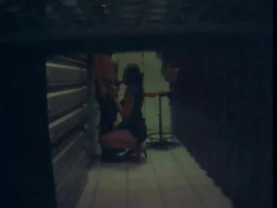 une jolie femme serre activement la chatte et essaie d'atteindre virginie caprice anal l'orgasme