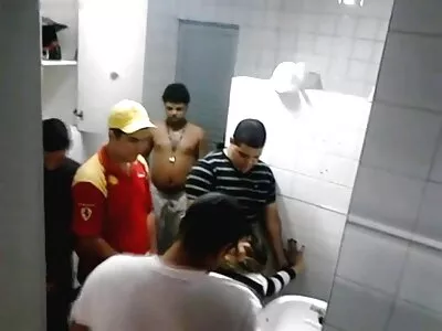 Un mec baise une jeune fille récemment embrassée anal violent dans la cabine