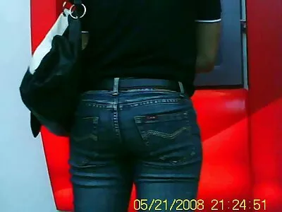 Un homme embrasse une nikita bellucci sodomie femme rouge sur le ventre.