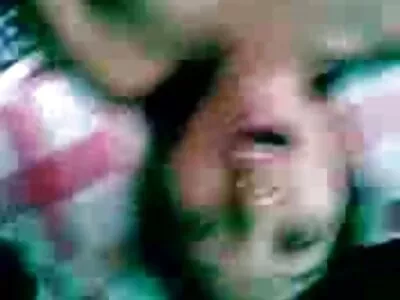 Baiser de mamelon dur avec un homme poilu dans une fille anal pain film chaude